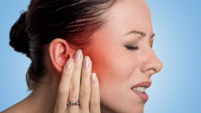 mulher com mão no lado da face, em sinal de dor. neuralgia do trigêmeo atinge um dos lados da face