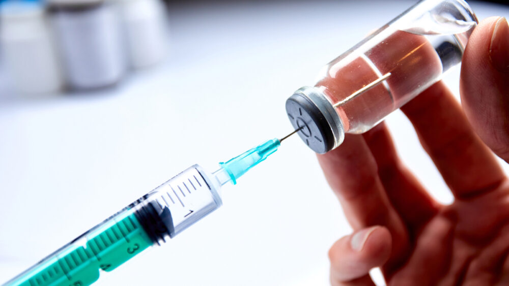 close em seringa e vidro de testosterona injetável