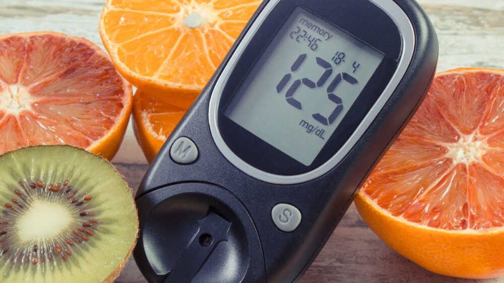 Toda pessoa deve consumir frutas, mas o diabetes exige cuidados extras com o tipo, o formato e a porção escolhida. Entenda.