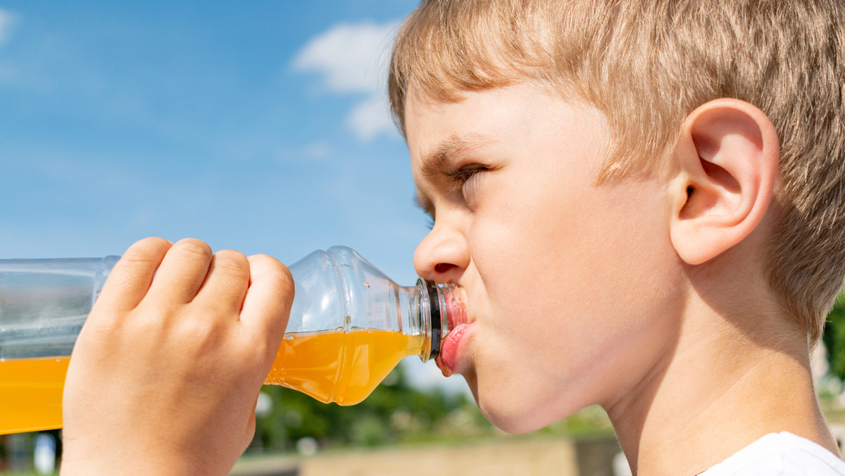 Entenda os riscos à saúde infantil das bebidas que imitam energéticos, com altas doses de açúcares, corantes e aditivos.