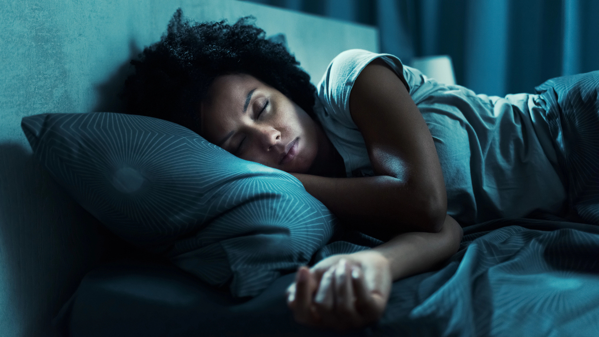 Especialistas explicam por que o esforço para dormir pode atrapalhar o descanso e indicam práticas seguras que ajudam o corpo a relaxar.