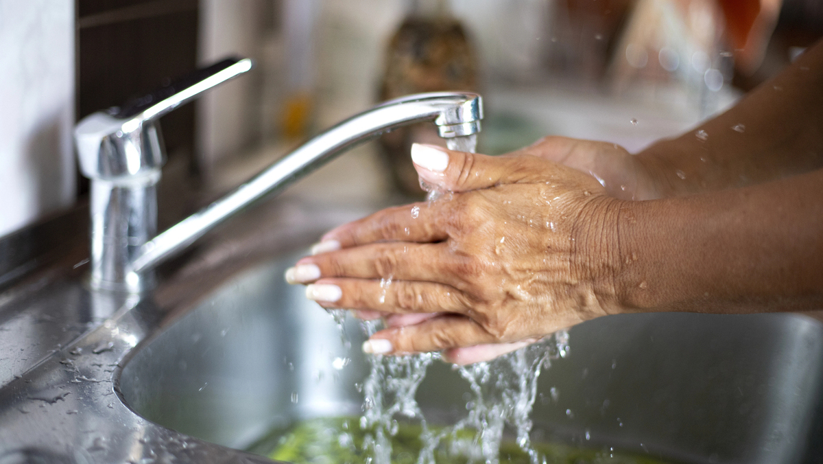 A expansão do saneamento básico no Brasil ainda não alcança toda a população, deixando crianças e famílias suscetíveis a doenças transmissíveis por água contaminada. Saiba mais.