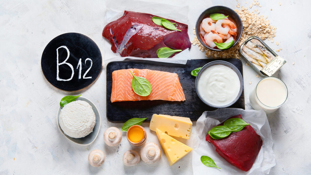 alimentos ricos em vitamina B12 sobre a mesa.