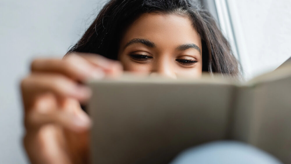 O hábito da leitura traz uma série de benefícios para a saúde do cérebro, como melhora da memória, criatividade e até da empatia