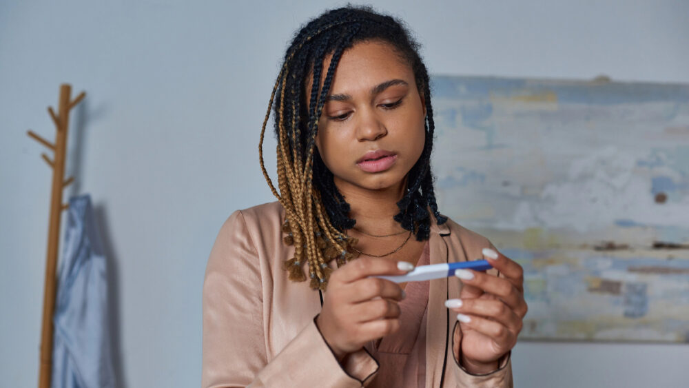 É preciso esperar 15 dias após o atraso menstrual para fazer o teste de gravidez vendido em farmácias. Entenda por que ele pode dar resultados falsos