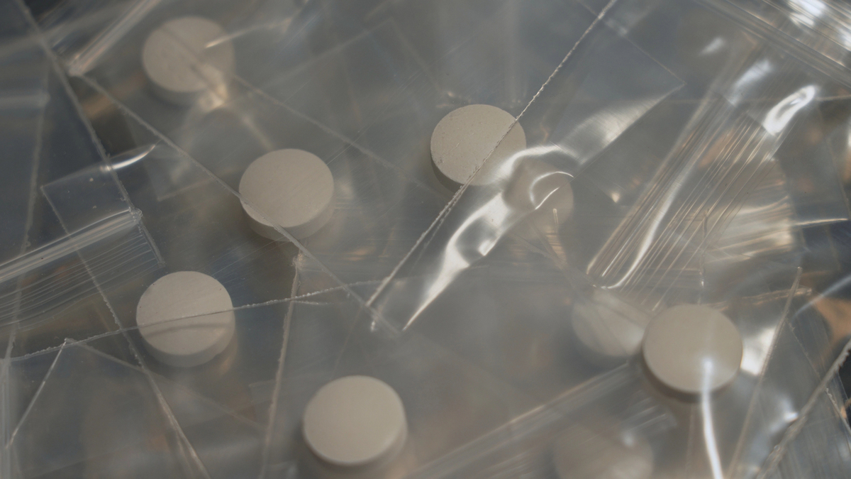 comprimidos de opioides separados em saquinhos para venda ilegal