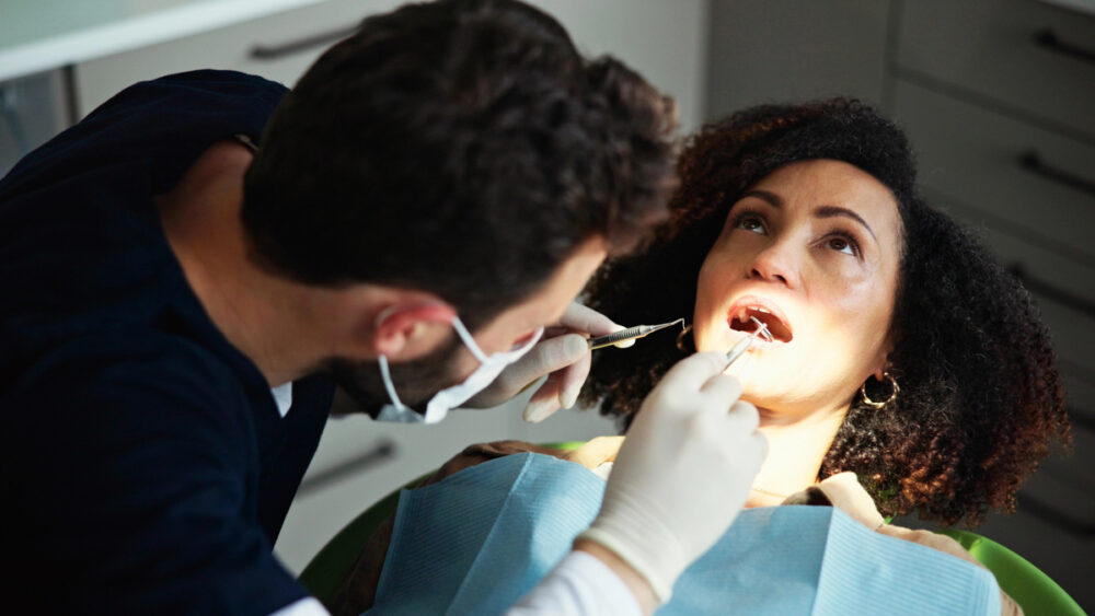 A dor nas articulações pode começar na gengiva. Saiba como a consulta odontológica é capaz de identificar doenças reumáticas em estágio inicial