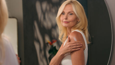 mulher mais velha aplicando gel de testosterona no braço