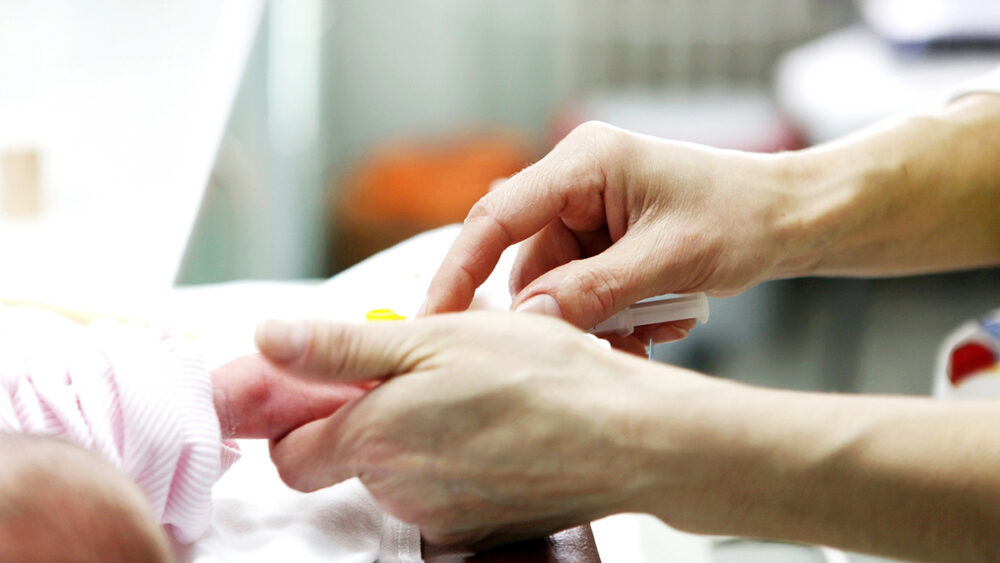 Bebês prematuros também devem receber vacinas conforme a faixa etária. Saiba por que não se deve adiar o calendário vacinal desse grupo