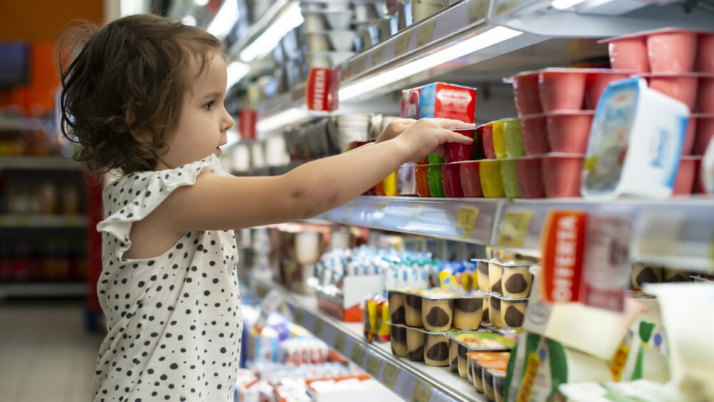A pesquisadora e ativista Marion Nestle explica por que cozinhar virou exceção, como o marketing da indústria alimentícia mira nas crianças e quais mudanças podem fazer a diferença