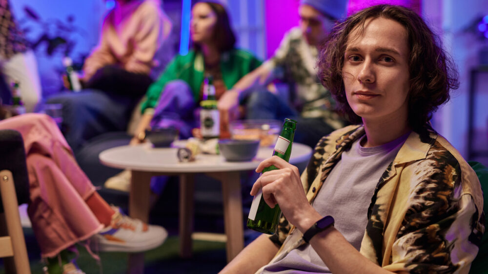 Os efeitos do consumo de álcool são piores na adolescência do que na vida adulta, mesmo em doses baixas. Entenda o que pode evitar o consumo nessa faixa etária