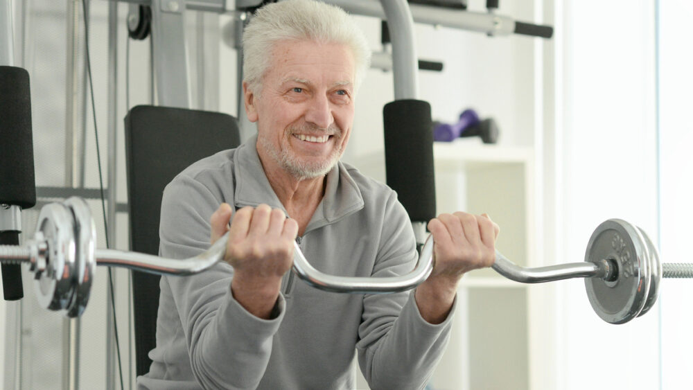 idoso com sarcopenia pratica musculação para o bíceps