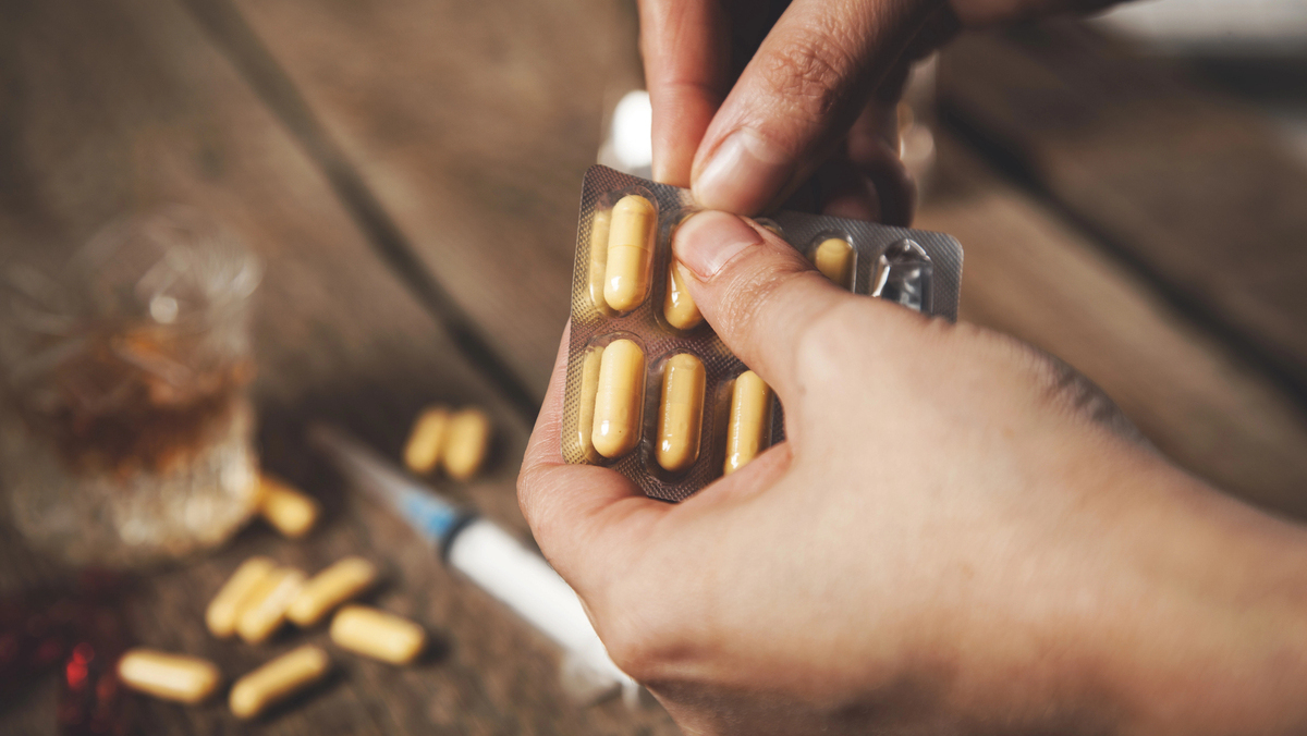 Mesmo em pequenas quantidades, o álcool pode potencializar efeitos e riscos de medicamentos que atuam no sistema nervoso central