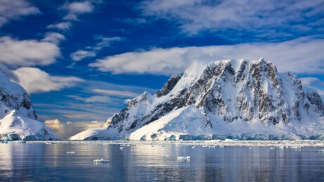 monte coberto de neve na Antártida