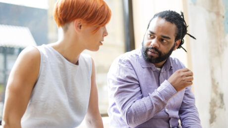 Ter dúvidas sobre vacinas é comum. Saber como conversar com respeito faz a diferença no combate à hesitação vacinal