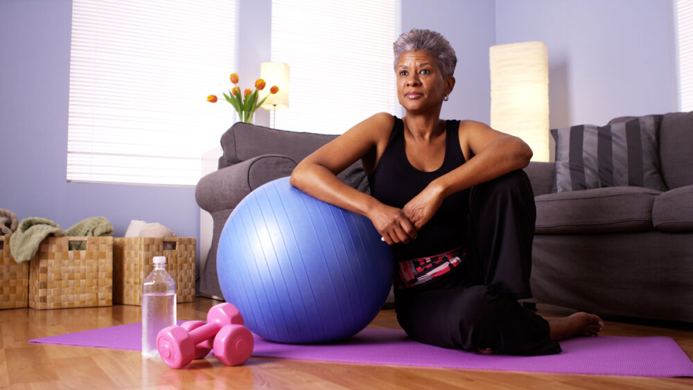 mulher na menopausa faz exercícios para evitar a perda óssea