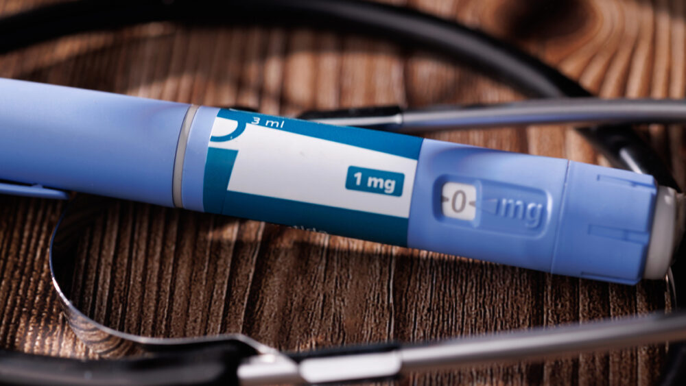 caneta emagrecedora e estetoscópio sobre a mesa