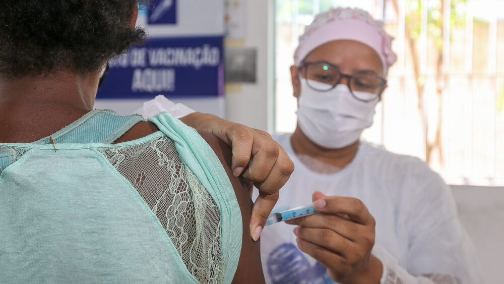 Sem vacina, a gripe pode desencadear complicações fatais. Entenda a relação da infecção com outras doenças cardíacas e respiratórias