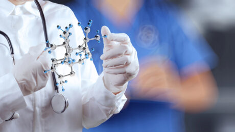 Exames vendidos pela internet prometem revelar ancestralidade e saúde, mas especialistas alertam para limites e riscos de interpretação