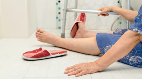 idosa caída no chão de banheiro