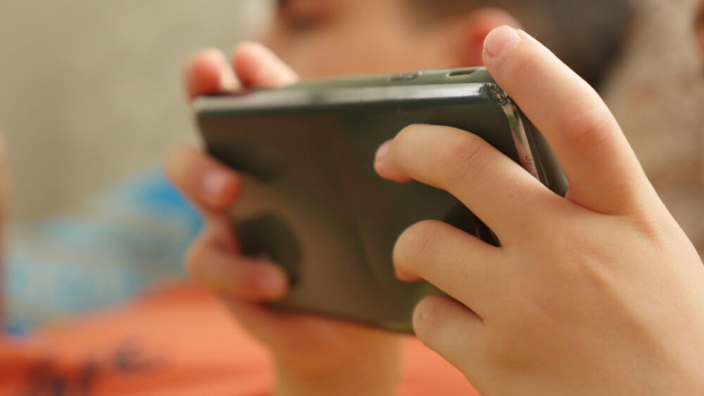 Legislação impõe regras a plataformas, limita práticas viciantes e amplia controle dos pais — mas especialistas dizem que impacto depende de educação digital