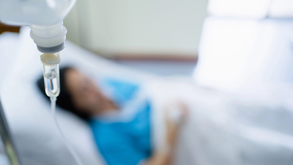 imagem desfocada de mulher em leito hospitalar