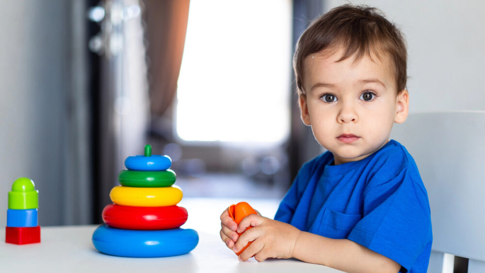 Nem sempre é o que a criança faz, mas o que ela deixa de fazer. Saiba quando é possível identificar o autismo em crianças pequenas