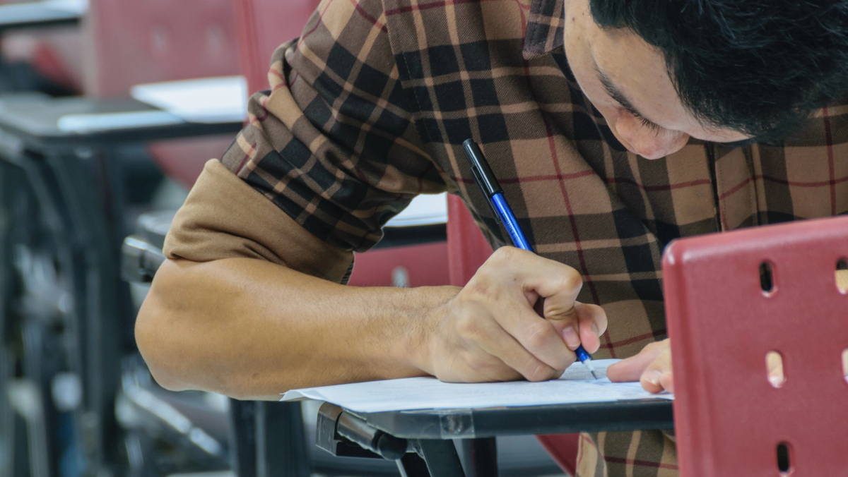 rapaz presta prova para avaliar a qualidade dos cursos de medicina