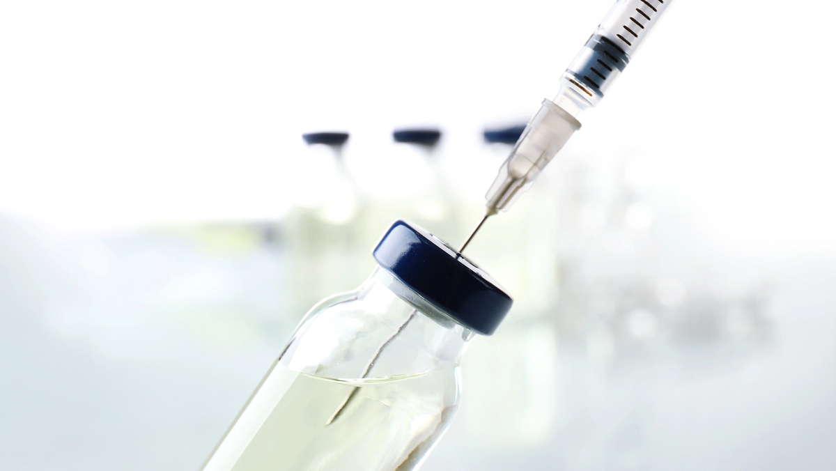 seringa com agulha inserida em vidro de prep