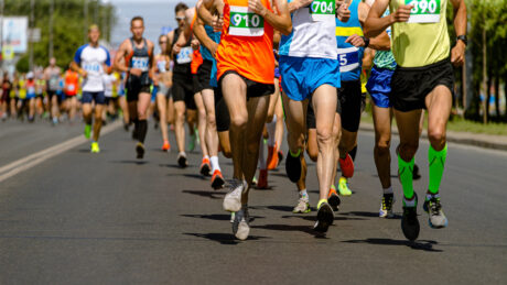 grupo de atletas correndo maratona