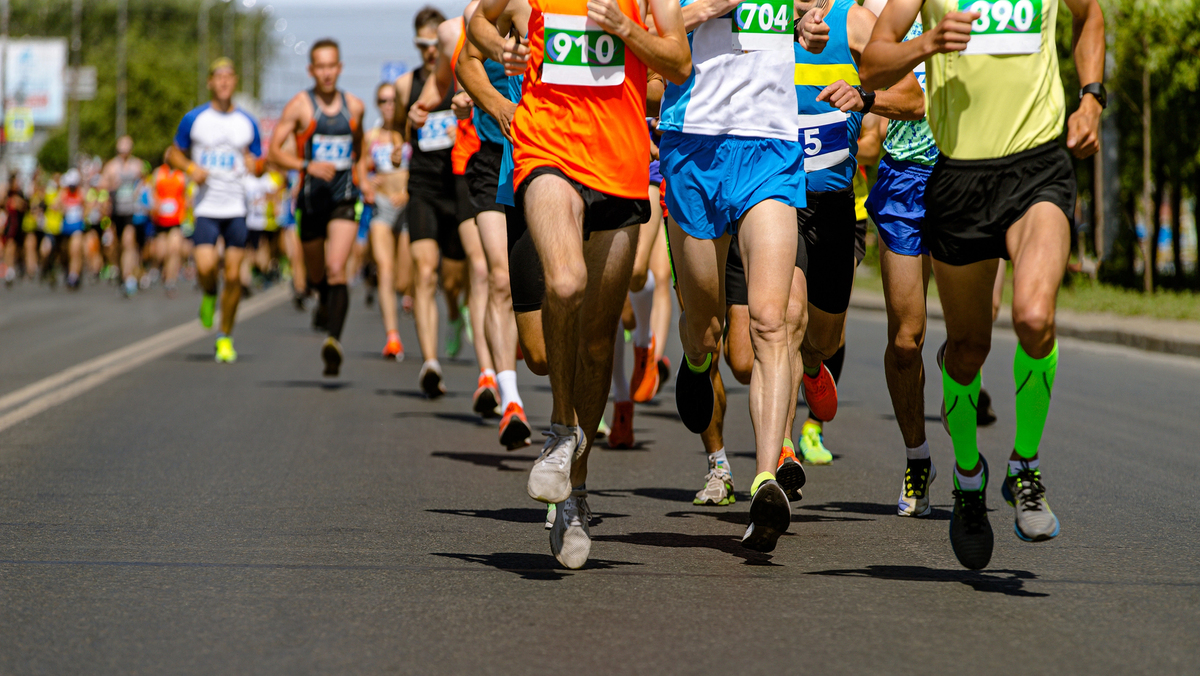 grupo de atletas correndo maratona