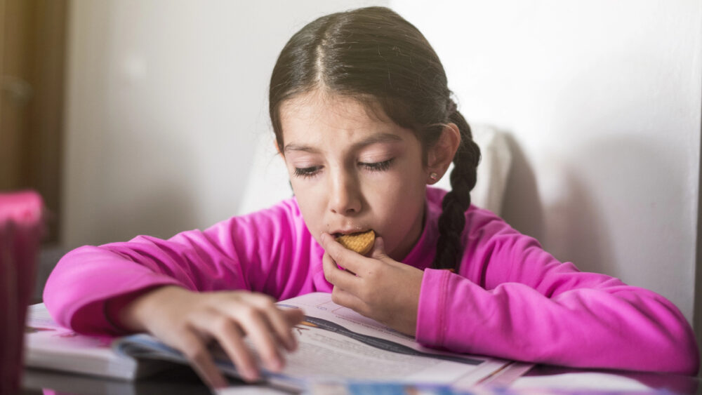 Ultraprocessados na infância são associados a problemas de atenção, sono e desempenho escolar. Saiba mais sobre o impacto desses alimentos entre as crianças e adolescentes