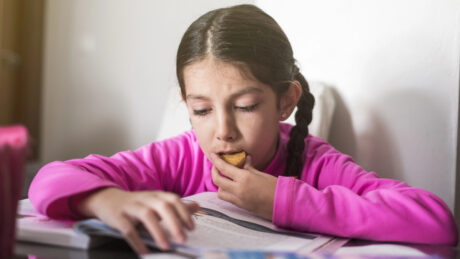 Ultraprocessados na infância são associados a problemas de atenção, sono e desempenho escolar. Saiba mais sobre o impacto desses alimentos entre as crianças e adolescentes
